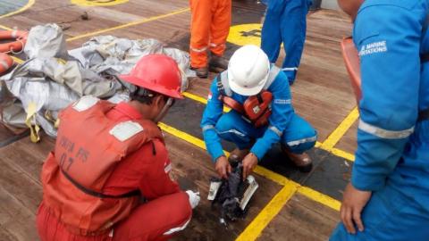 Опубліковано фото і відео з місця падіння літака в Індонезії