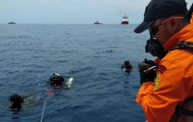 На месте крушения самолета в Индонезии обнаружили останки 10 погибших