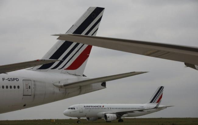 В аеропорту Парижа зіткнулися два пасажирські літаки
