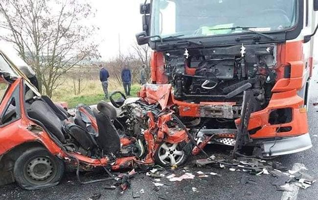 В Ивано-Франковской обл. легковой автомобиль врезался в грузовик, есть погибшие