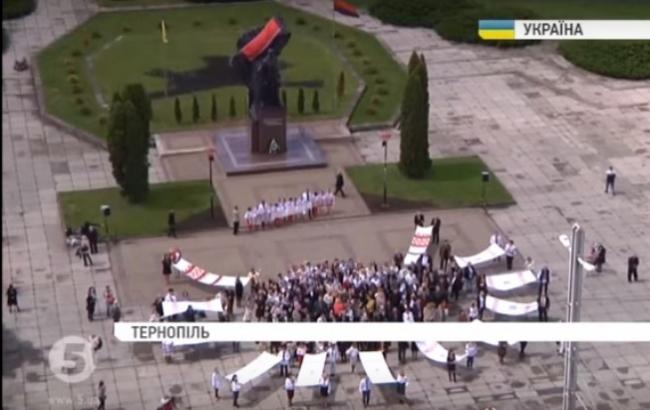 В Тернополе чиновники провели флешмоб ко Дню вышиванки