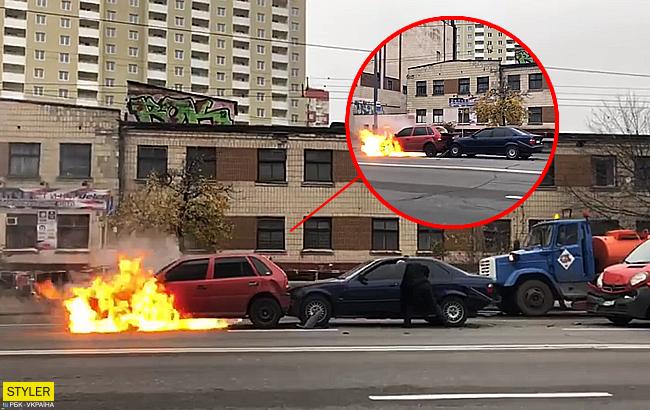 "Жах": у Києві після аварії спалахнув автомобіль
