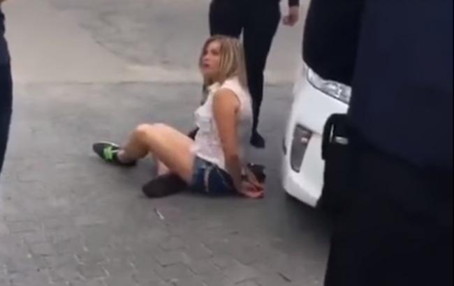 В Запорожье нетрезвая блондинка угрожала полицейским депутатом
