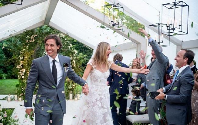 Щаслива і в шикарній сукні: голлівудська зірка показала фото зі свого весілля