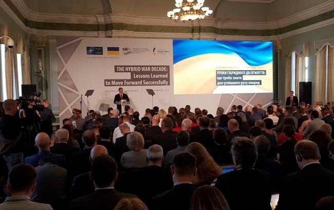 Порошенко: мета гібридної війни РФ - підірвати устої всього демократичного світу