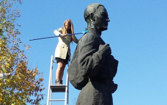 Студенты Могилянки в честь 400-летия академии помыли памятник Сковороде