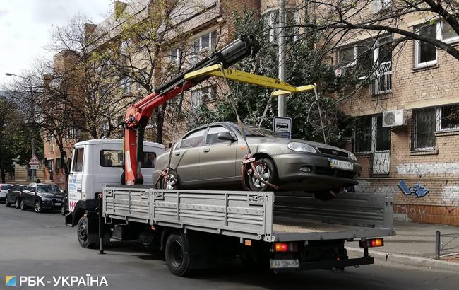 Во Львове начали убирать с улиц брошенные автомобили