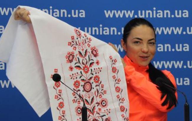 Донецкая альпинистка развернула украинский рушник на Эвересте