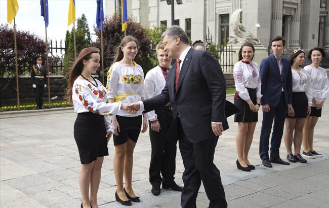 У День Європи Порошенко запросив вундеркіндів на церемонію підняття прапора ЄС: фоторепортаж