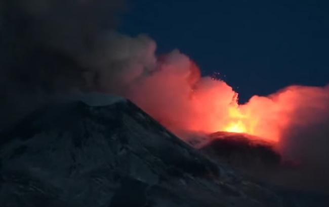 В Италии "проснулся" вулкан Этна: опубликовано впечатляющее видео