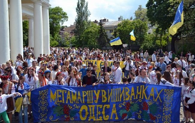 Тысячи одесситов вышли на "мегамарш" в украинских вышиванках
