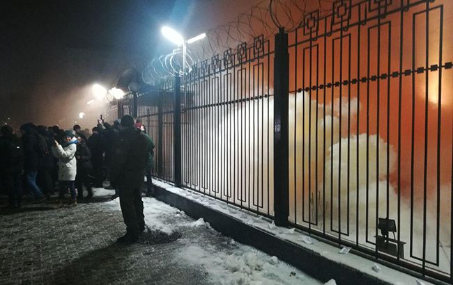 Активисты забросали посольство РФ в Киеве дымовыми шашками