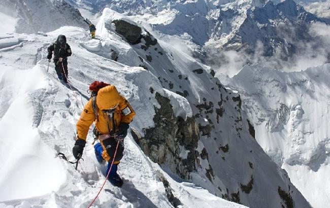 Два альпиниста погибли при спуске с Эвереста
