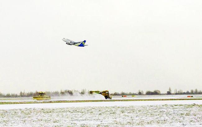 Аеропорт "Бориспіль" попередив про можливі затримки рейсів через снігопади