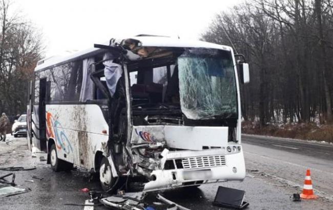 Во Львовской области пассажирский автобус попал в ДТП, есть погибший и раненые