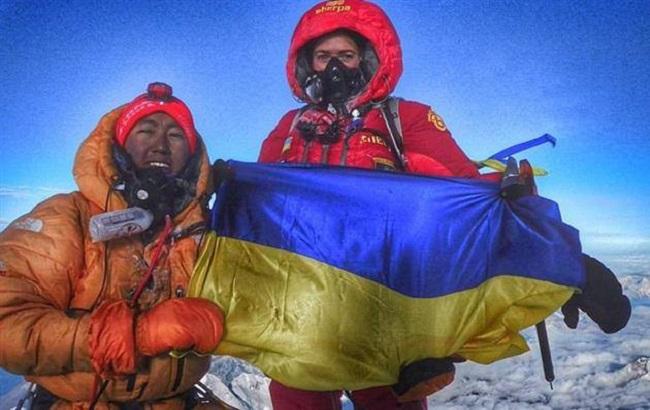 Альпинистка, покорившая Эверест, развернула на вершине флаг Украины