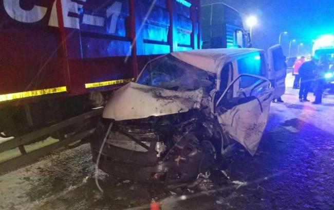 У Львівській області вантажівка зіштовхнулася з мікроавтобусом, є постраждалі