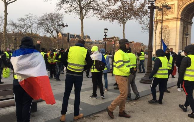 В Париже число задержанных участников акции "желтых жилетов" превысило 70