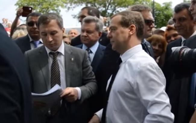 "Денег нет, но вы держитесь": Медведев ответил пенсионерам в Крыму
