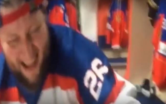 "Мільйон рублів за ім'я покидька": у РФ шукають фаната, який справив нужду в ковзани хокеїста