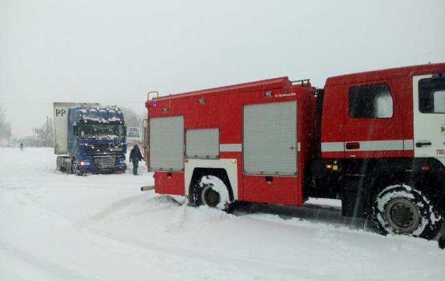 Снег и метели в Украине: несколько областей ограничили движение транспорта