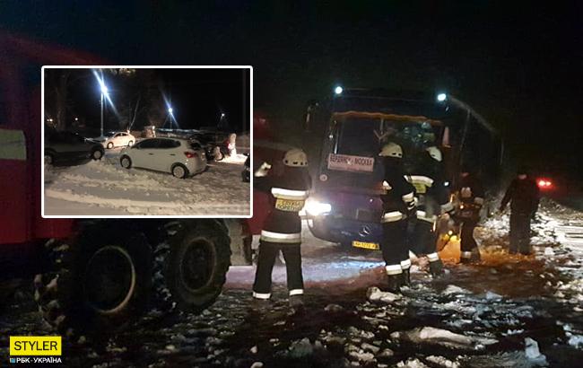 Белое безмолвие: в Украине сотни авто попали в снежные ловушки (фото, видео)