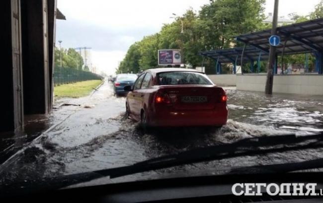 Київ затопило: після дощу по дорогах "плавають" автомобілі