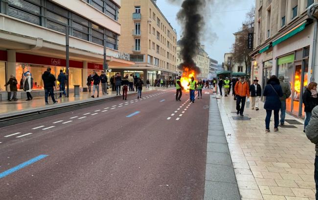 Протести у Франції: "жовті жилети" підпалили Банк Франції