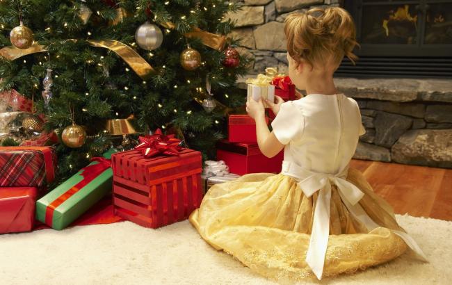 Новорічні свята: в ООН закликали не купувати подарунковий папір та пластиковий посуд