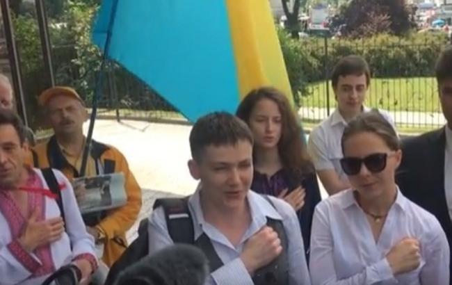 Савченко перед прес-конференцією заспівала гімн України