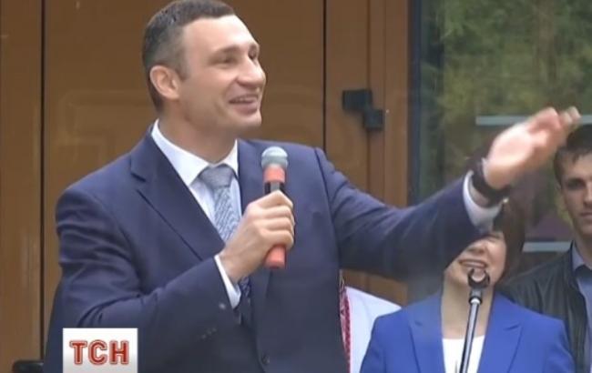 Ще один "співаючий": Віталій Кличко взявся за мікрофон