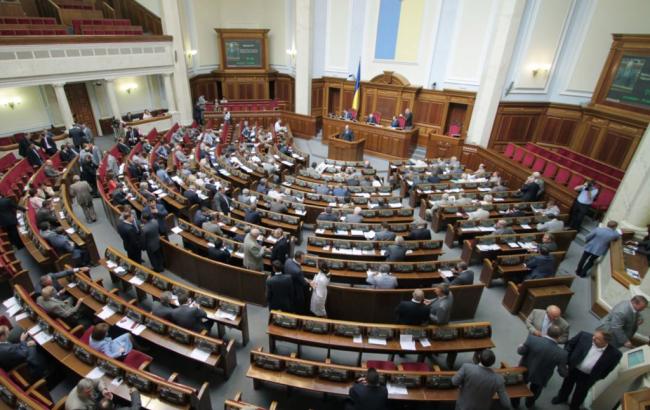 Рада вернула на доработку законопроект о предоставлении госслужащим оружия в зоне АТО