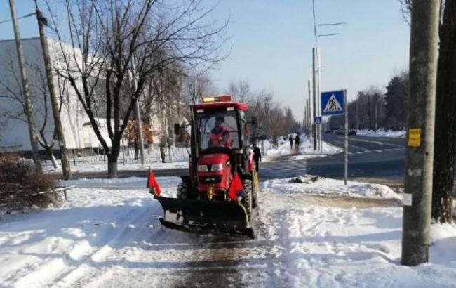 На вулицях Києва працюють 384 одиниці снігоприбиральної та допоміжної техніки, - КМДА