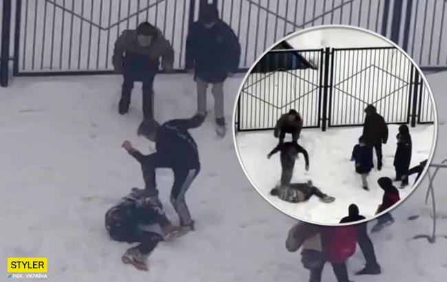 Топтався по голові: в мережі показали відео жорстокого побиття школяра