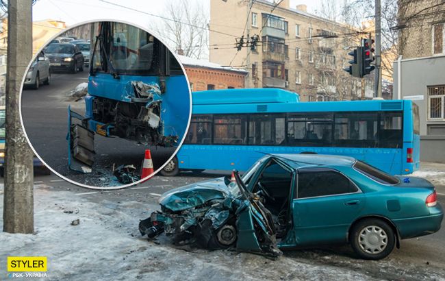 Не обійшлося без постраждалих: у Дніпрі авто "влетіло" в автобус з пасажирами (відео)