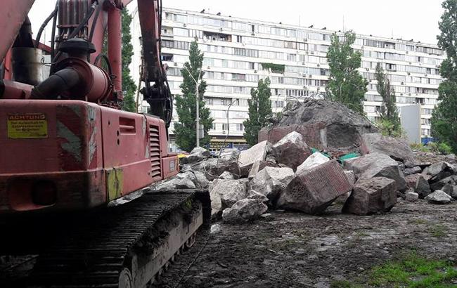 "Чекисты &ndash; всё": киевляне ликуют из-за сноса коммунистического памятника