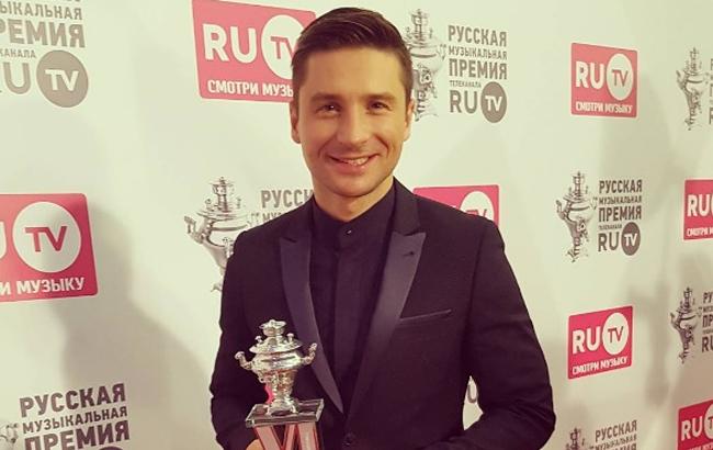 Россияне назвали Лазарева лучшим певцом и вручили ему "самовар"