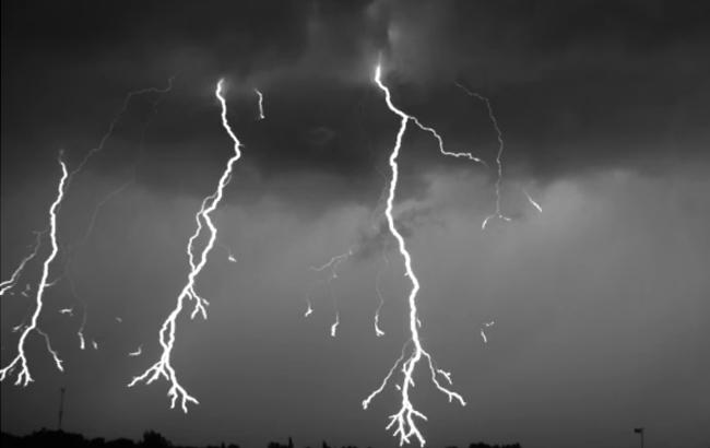 Як народжується блискавка: вчені опублікували вражаюче відео