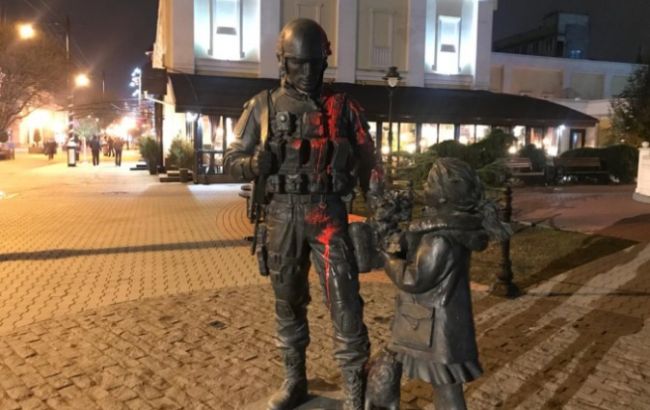 В аннексированном Симферополе задержали киевлянина из-за "порчи" скандального памятника