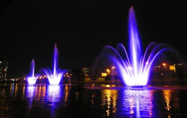 В Киеве запустили цветной фонтан с музыкой