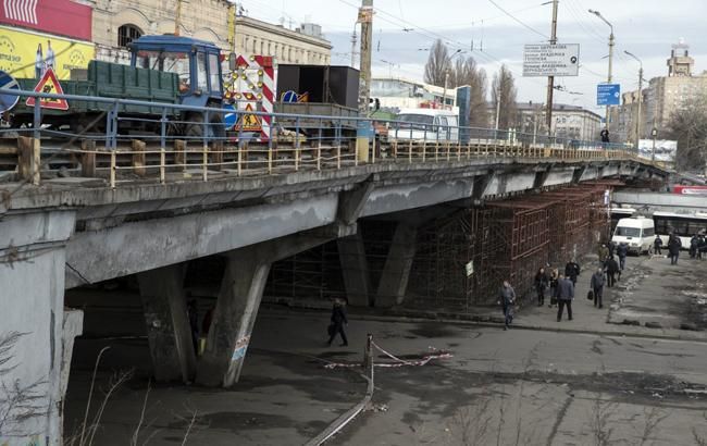 У Києві на Шулявському шляхопроводі почався аварійний ремонт асфальту