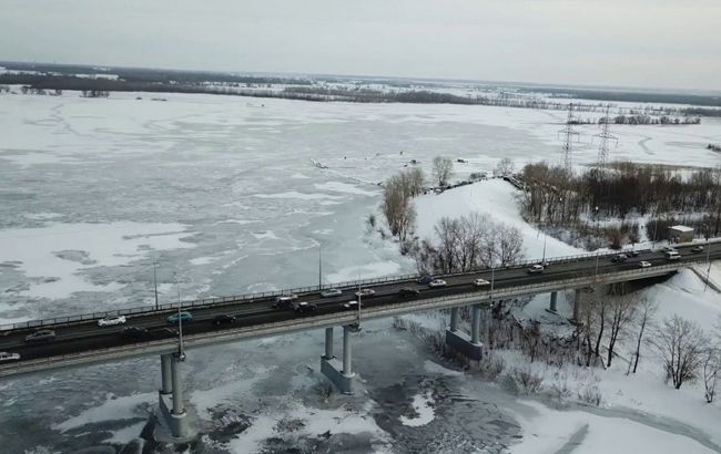 В Киеве завтра ограничат движение на двух мостах