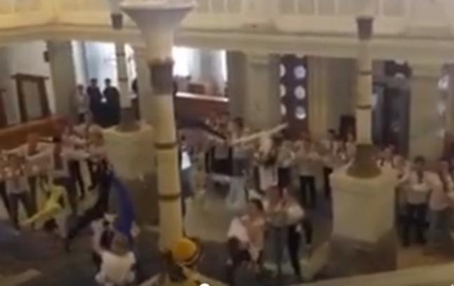 "Дикие танцы в парламенте": в сети появилось видео с танцорами в Раде