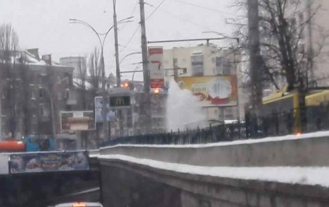 В Киеве прорвало трубу, посреди улицы бил фонтан воды
