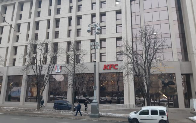 В Киеве на Доме профсоюзов вновь установили вывеску KFC