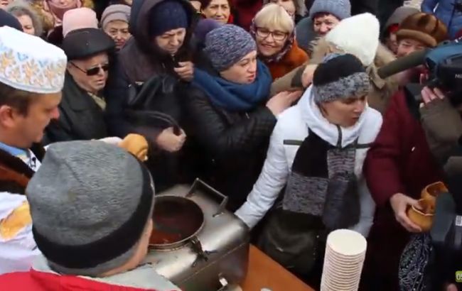 Дайте ложку! У Полтаві люди ледь не побилися за безкоштовну їжу (відео)