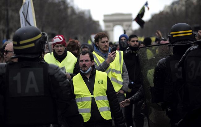 В Париже полиция применила газ против "желтых жилетов"