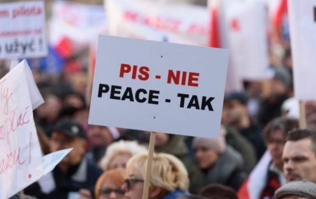 В Польше прошла серия протестов из-за скандального закона о СМИ