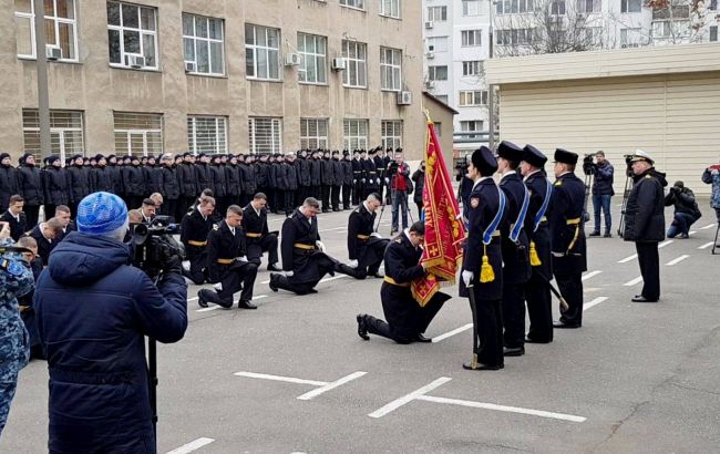 Порошенко привітав 2 полонених моряків-курсантів з новими званнями