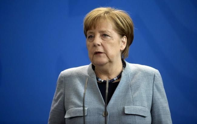 В Германии столкнулись самолет Меркель и автомобиль